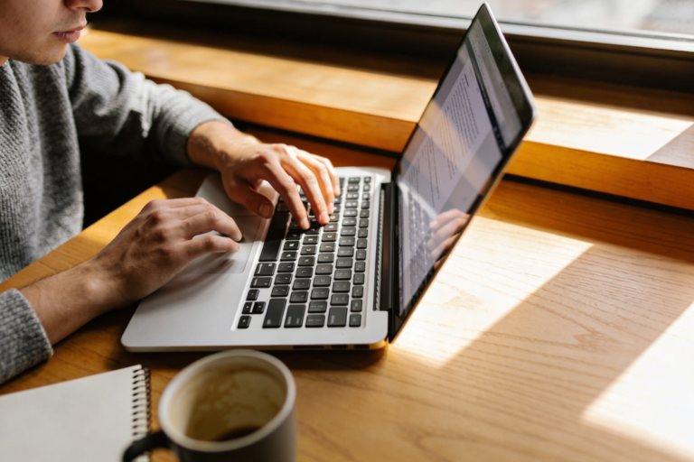 Leia mais sobre o artigo O chip imperfeito do MacBook mais barato vale a pena em 2026?