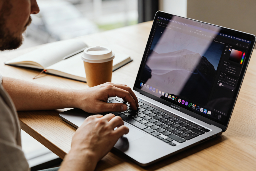 Leia mais sobre o artigo MacBook Pro 14 com M5 Max vale a pena? Análise sem hype