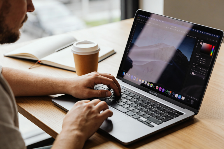 Leia mais sobre o artigo MacBook Pro 14 com M5 Max vale a pena? Análise sem hype