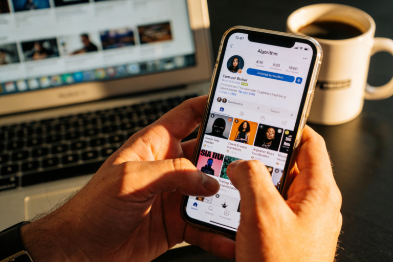 Leia mais sobre o artigo TikTok transforma músicas antigas em hits: 7 mecanismos que fazem isso acontecer
