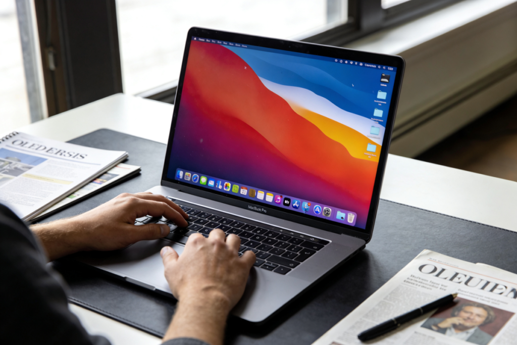 Leia mais sobre o artigo Telas OLED para MacBook Pro superam obstáculo crucial em 2026