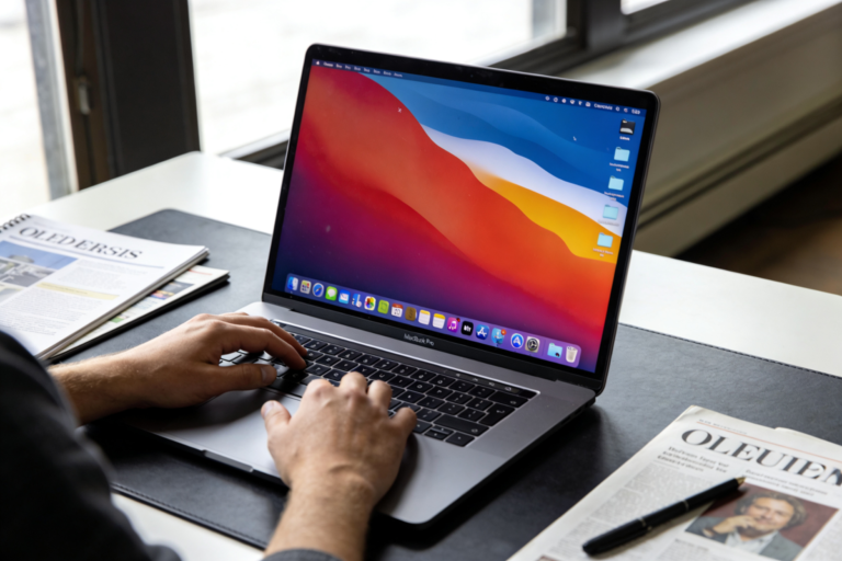 Leia mais sobre o artigo Telas OLED para MacBook Pro superam obstáculo crucial em 2026